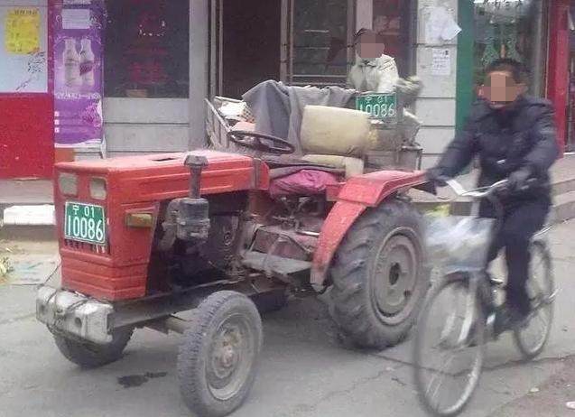 寶馬撞上農(nóng)用車，交警看到農(nóng)用車車牌，頓時(shí)五味俱全